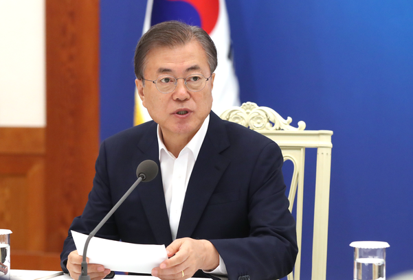 문재인 대통령이 8일 오전 청와대에서 일본 수출 규제 대책 논의를 위한 국민경제자문회의를 주재하고 있다./연합뉴스