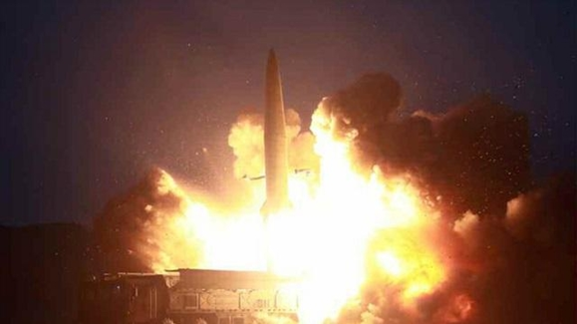 북한 노동신문은 7일 신문 1면에 전날 북한이 시험 발사한 신형 미사일 사진을 공개했다. /노동신문, 연합뉴스