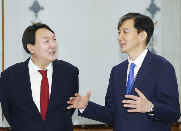 조국 법무부 장관 후보자와 윤석열 신임 검찰총장(왼쪽)이 지난 달 25일 청와대에서 가진 차담회에서 대화하는 모습./연합뉴스