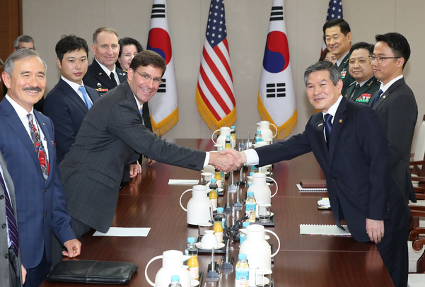 정경두 국방부장관과 마크 에스퍼 미국 국방부 장관이 9일 오전 서울 용산구 국방부에서 한미 국방장관 회담에 앞서 악수를 하고 있다./연합뉴스