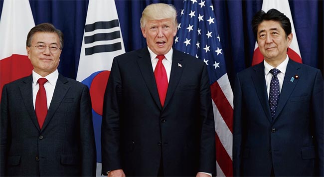 문재인 대통령, 트럼프 대통령, 아베 총리가 2017년 7월 한·미·일 정상회담에서 포즈를 취하고 있다. photo 백악관