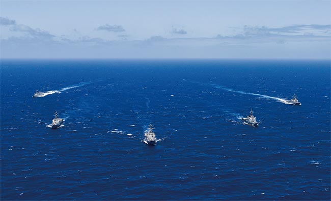 한·미·일의 이지스함들이 2016년 6월 사상 처음으로 미사일 경보 훈련을 실시했다. photo 미 해군