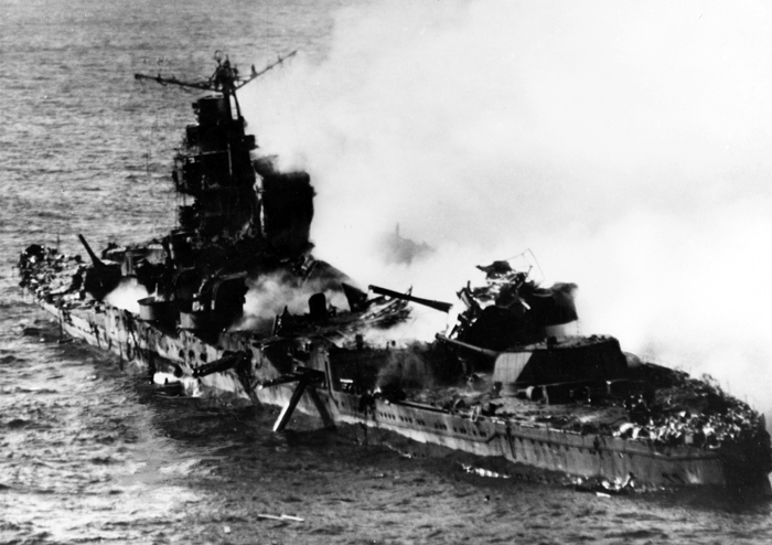 1942년 6월 6일 미드웨이 해전에서 일본 중순양함 미쿠마가 미군 폭격기 공격을 받아 침몰하고 있다. 이 해전에서 일본은 항모 4척이 침몰하고, 중순양함 2척이 침몰·손상되었으며 비행기 248대가 파괴되는 궤멸적 피해를 입었다.