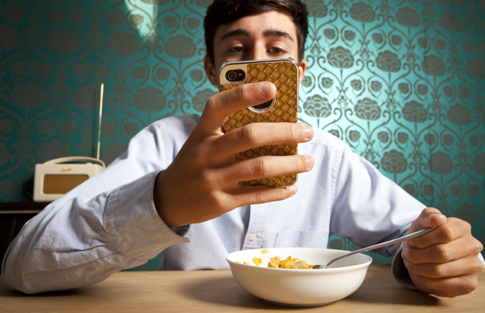 밥을 먹을 때조차 휴대전화를 손에서 놓지 못하는 남성. 미국과 유럽의 성인 수천 명에게 설문한 결과 응답자 중 70%가 잠시라도 스마트폰을 어디 두었는지 잊어버리면 우울하거나 겁이 덜컥 난다고 답했다.