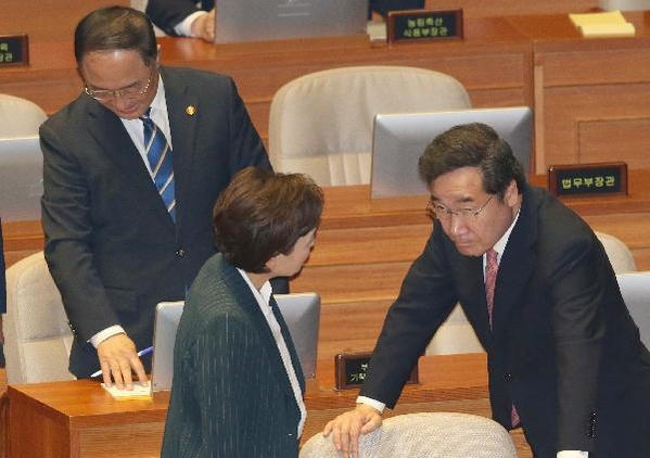 2019년 7월 10일 국회에서 열린 국회 본회의 경제분야 대정부 질문에 출석한 이낙연 총리가 김현미 국토부 장관과 이야기를 나누고 있다. /조선DB