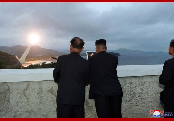  조선중앙통신은 11일 '김정은 동지께서 8월 10일 새 무기의 시험사격을 지도하셨다'고 밝혔다./연합뉴스