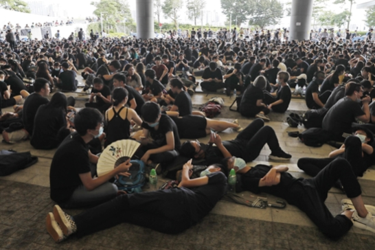 범죄인 인도법(송환법)에 반대하는 홍콩 시위대가 지난 달 21일 홍콩 의회인 입법회 앞에 모여 있다. 젊은 층이 주류를 이루는 시위대는 대부분 검은 옷에 마스크를 착용했다. /연합뉴스
