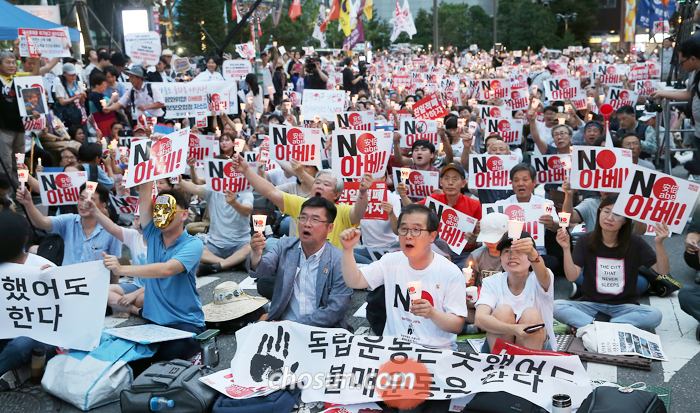 지난 10일 오후 서울 종로구 옛 주한 일본 대사관 앞에서 열린 ‘아베 규탄 4차 촛불문화제’에서 참가자들이 ‘NO 아베’ 손팻말을 들고 구호를 외치고 있다. 이날 집회에는 주최 측 추산 1만5000명이 참가했다. 