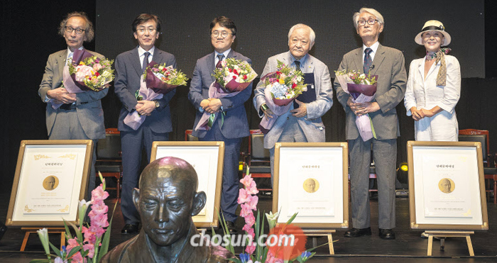 만해대상 시상식에 모인 수상자들. 왼쪽부터 와다 하루키 도쿄대 명예교수, 정기현 국립중앙의료원장, 문성우 중앙응급의료센터장, 임영웅 극단 산울림 대표, 김우창 고려대 명예교수. 배우 윤석화도 함께했다.