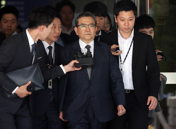 억대 뇌물수수·성접대 혐의를 받는 김학의 전 법무부 차관이 지난 5월 16일 오후 서울 서초구 서울중앙지법에서 영장실질심사를 마치고 법원을 나서고 있다. /연합뉴스