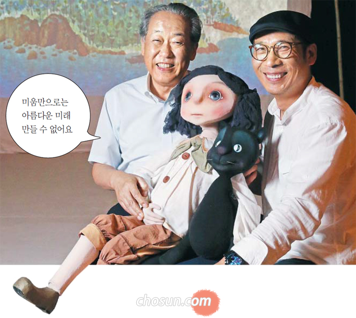 인형극 ‘루루섬의 비밀’을 제작한 조현산(오른쪽) 예술무대산 대표와 고토 게이 가카시좌 대표. 이들은 “배우들의 연기와 관객의 상상이 만나 살아 있는 존재가 만들어진다는 점에서 인형극과 그림자극은 비슷한 점이 많다”고 했다.