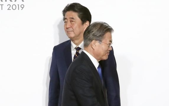 6월 28일 오전 일본 오사카에서 열린 G20 정상회의 공식환영식에서 아베 신조 일본 총리와 문재인 대통령. /연합뉴스