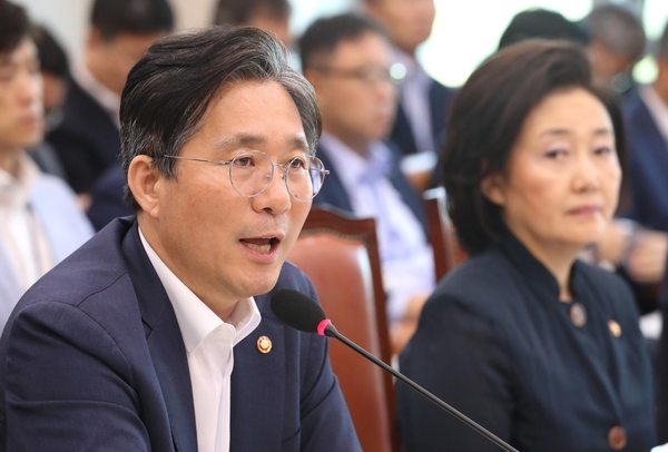 성윤모(왼쪽) 산업통상자원부 장관이 14일 국회 산업통상자원중소벤처기업위원회 전체회의에서 답변하고 있다. /연합뉴스