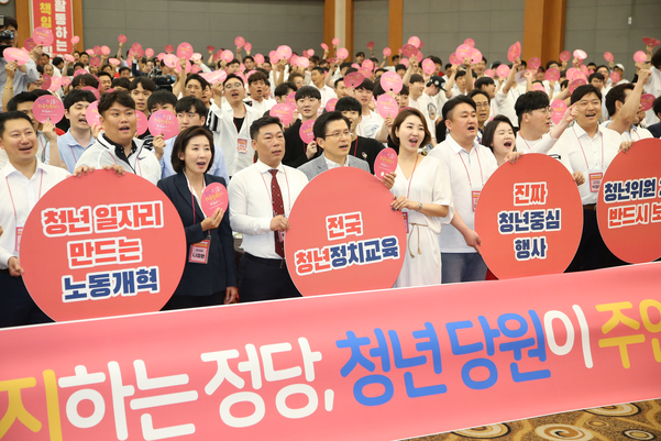 자유한국당 황교안 대표와 나경원 원내대표가 지난 6월 22일 오후 충청북도 단양 대명리조트에서 열린 '2019 자유한국당 청년전진대회'에 참석, 참가자들과 구호를 외치고 있다./연합뉴스