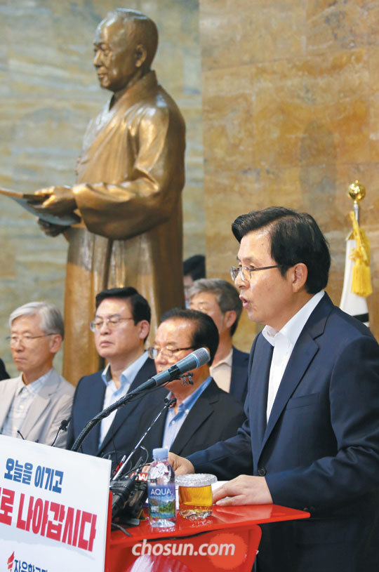 자유한국당 황교안(오른쪽) 대표가 14일 국회 본청 로텐더홀에 있는 이승만 전 대통령 동상 앞에서 대국민 담화를 발표하고 있다.