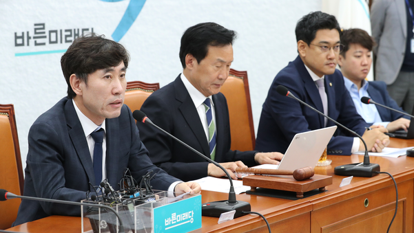바른미래당 하태경 최고위원(맨왼쪽)이 17일 오전 국회에서 열린 최고위원회의에서 발언하고 있다. 왼쪽에서 세번째는 오신환 원내대표./연합뉴스