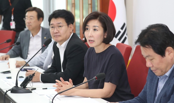 휴가 중인 자유한국당 나경원 원내대표(오른쪽 두번째)가 지난 13일 오후 국회에서 인사청문회 관련 상임위 간사단 및 위원 회의를 진행하고 있다./연합뉴스