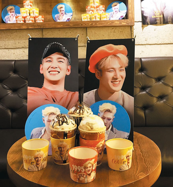 아이돌그룹 뉴이스트 멤버 백호의 생일 축하 이벤트가 열렸던 한 카페.