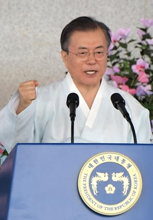 문재인 대통령이 15일 오전 천안 독립기념관 겨레의 집에서 열린 제74주년 광복절 경축식을 마치며 주먹을 쥐고 있다. /연합뉴스, 사진공동취재단