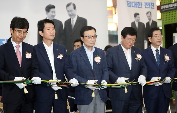 더불어민주당 이해찬 대표(가운데) 등 여권 인사들이 16일 서울시민청에서 열린 김대중·노무현 대통령 10주기 추모 사진전 개막식에서 테이프를 자르고 있다. 왼쪽부터 유시민 노무현재단 이사장, 민주당 이인영 원내대표, 이 대표, 설훈 최고위원, 박원순 서울시장. /연합뉴스