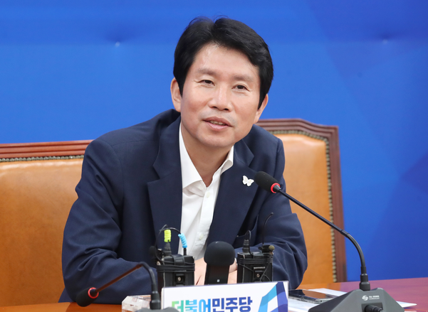 더불어민주당 이인영 원내대표가 14일 오전 국회에서 취임 100일 기자간담회를 하고 있다./연합뉴스