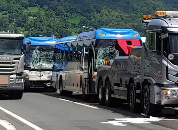 16일 오전 경남 창원시 마산회원구 남해고속도로 제1지선 진주 방면 15㎞ 지점에서 차량 5대가 연쇄 추돌해 37명이 경상을 입었다. 사진은 추돌사고 현장. /창원소방본부 제공