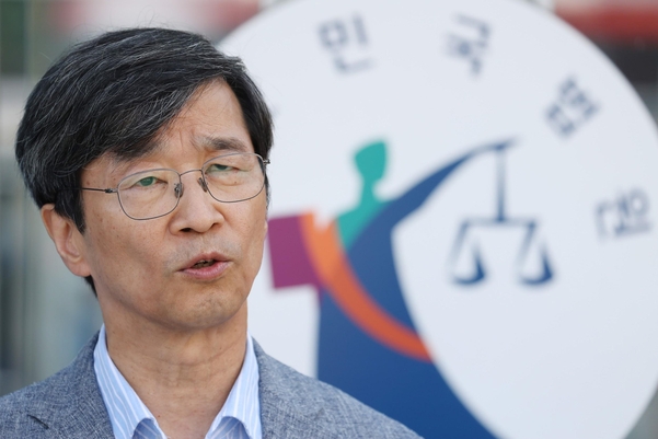 곽노현 전 서울시교육감이 16일 국가정보원을 상대로 낸 정보 비공개 처분 취소 소송에서 승소한 뒤 소감을 말하고 있다. /연합뉴스