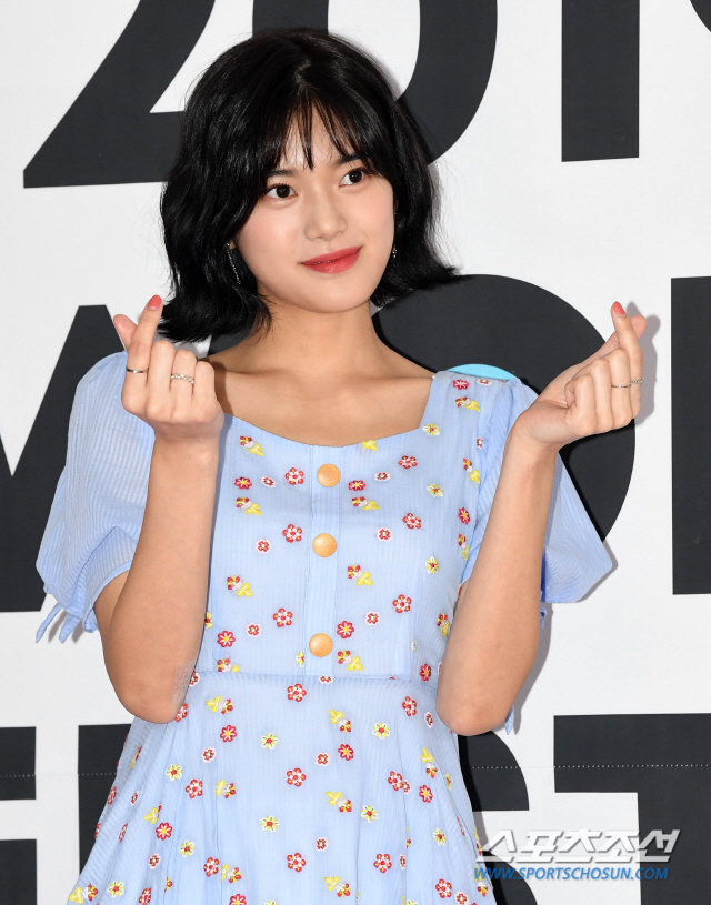 가수 민서가 16일 서울 올림픽공원에서 진행된 '2019 케이월드 페스타(2019 K-WORLD FESTA)' 2일차 레드카펫에 참석해 포토타임을 갖고 있다. '2019 케이월드 페스타(2019 K-WORLD FESTA)'는 15일부터 24일까지 열흘간 서울 올림픽공원 체조경기장, SK핸드볼경기장, 올림픽홀, 한얼광장에서 개최된다. 허상욱 기자 wook@sportschosun.com/2019.08.16/