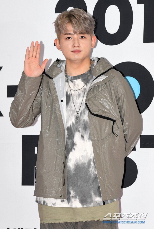 가수 우디가 16일 서울 올림픽공원에서 진행된 '2019 케이월드 페스타(2019 K-WORLD FESTA)' 2일차 레드카펫에 참석해 포토타임을 갖고 있다. '2019 케이월드 페스타(2019 K-WORLD FESTA)'는 15일부터 24일까지 열흘간 서울 올림픽공원 체조경기장, SK핸드볼경기장, 올림픽홀, 한얼광장에서 개최된다. 허상욱 기자 wook@sportschosun.com/2019.08.16/