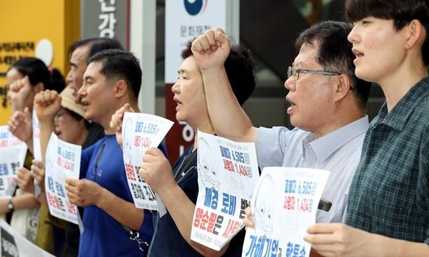 가습기살균제전국네트워크 관계자들이 16일 오전 서울 중구 포스트타워 앞에서 열린 양순필 특조위원 사퇴 촉구 기자회견에 참석해 구호를 외치고 있다. /뉴시스