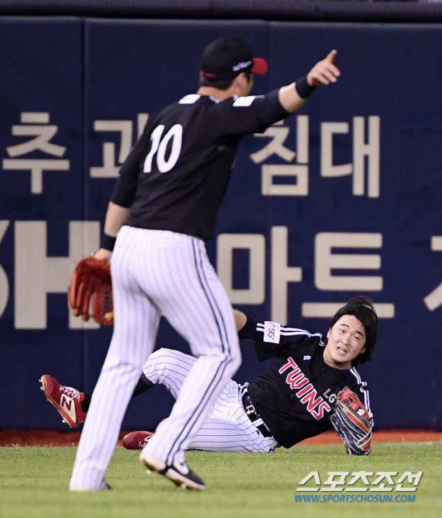 두산 베어스와 LG 트윈스의 2019 KBO 리그 경기가 16일 잠실구장에서 열렸다. 3회말 1사 1루 LG 좌익수 이형종이 두산 김재환의 플라이 타구를 몸을 날려 잡아내고 있다. 잠실=허상욱 기자 wook@sportschosun.com/2019.08.16/
