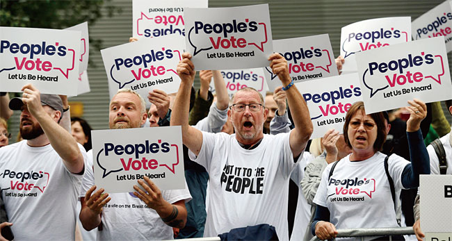 지난 7월 보수당 당수 선출 과정에서 후보 간 TV토론 확대를 요구하고 있는 영국의 유권자들. photo 뉴시스