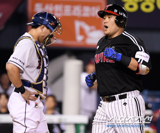두산 베어스와 LG 트윈스의 2019 KBO 리그 경기가 16일 잠실구장에서 열렸다. 5회초 LG 유강남이 좌월 솔로홈런을 날리고 홈인하고 있다. 잠실=허상욱 기자 wook@sportschosun.com/2019.08.16/