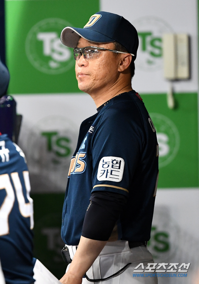 2019 KBO리그 키움 히어로즈와 NC 다이노스의 경기가 16일 오후 서울 고척스카이돔에서 열렸다. NC 이동욱 감독이 선수들을 바라보고 있다. 고척=박재만 기자 pjm@sportschosun.com/2019.08.16/