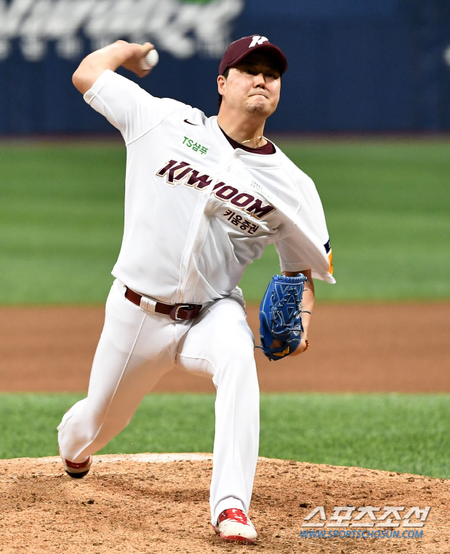 2019 KBO리그 키움 히어로즈와 NC 다이노스의 경기가 16일 오후 서울 고척스카이돔에서 열렸다. 4회초 키움 김동준이 역투하고 있다. 고척=박재만 기자 pjm@sportschosun.com/2019.08.16/
