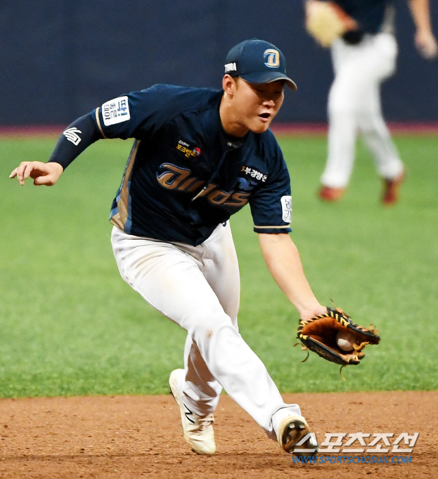 2019 KBO리그 키움 히어로즈와 NC 다이노스의 경기가 16일 오후 서울 고척스카이돔에서 열렸다. 4회말 1사 키움 김하성의 타구를 NC 박찬형이 처리하고 있다. 고척=박재만 기자 pjm@sportschosun.com/2019.08.16/
