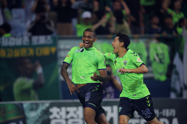 로페즈와 한승규 사진제공=프로축구연맹