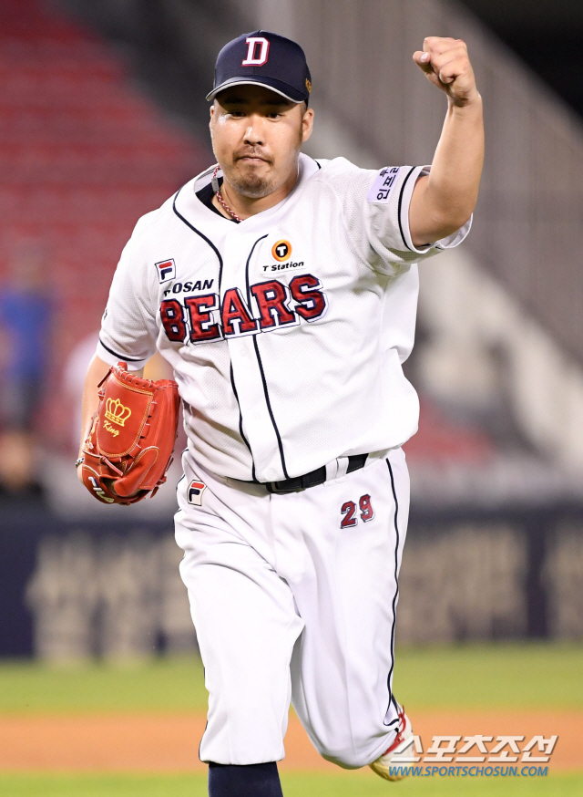 두산 베어스와 LG 트윈스의 2019 KBO 리그 경기가 16일 잠실구장에서 열렸다. 6회초 1사 1,2루 두산 유희관이 LG 채은성을 병살로 처리하며 환호하고 있다. 잠실=허상욱 기자 wook@sportschosun.com/2019.08.16/