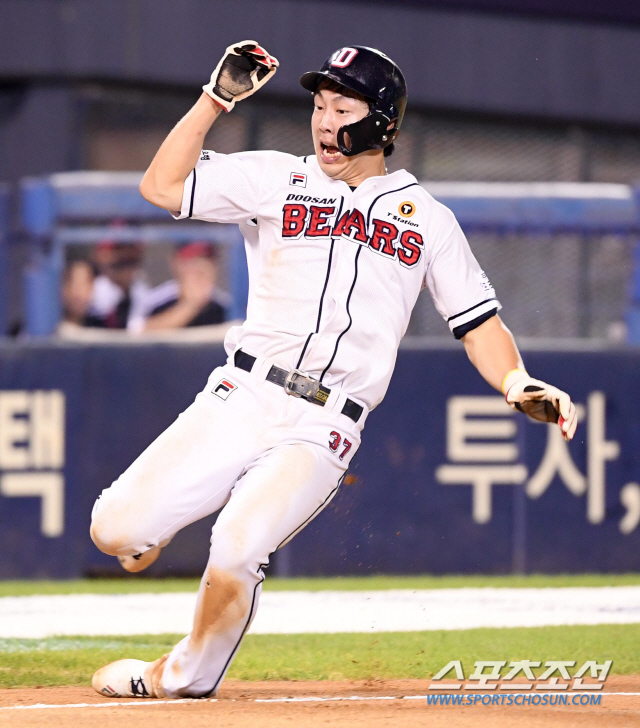 두산 베어스와 LG 트윈스의 2019 KBO 리그 경기가 16일 잠실구장에서 열렸다. 6회말 무사 1,3루 두산 페르난데스의 희생플라이때 3루주자 박건우가 홈으로 파고들어 세이프되고 있다. 잠실=허상욱 기자 wook@sportschosun.com/2019.08.16/