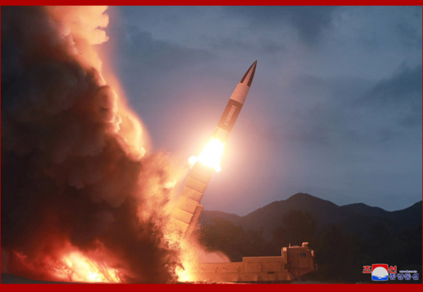 북한 조선중앙통신은 11일 '김정은 동지께서 8월 10일 새 무기의 시험사격을 지도하셨다'고 보도했다. 조중통은 무기 명칭이나 특성 등은 언급하지 않은 채 발사 장면 사진만 여러 장 공개했다./연합뉴스·조선중앙통신