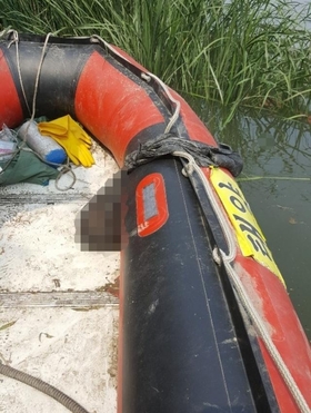 17 일 오전 경기도 고양시 한강 하구 에서 '몸통 시신' 일부로 추정 되는 머리 부분 을 발견 한 어민 보트. / 독자 제공