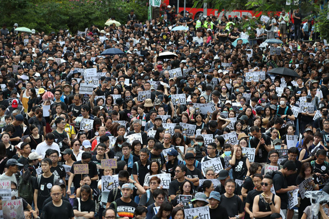   들이 의 교사 들이 17 일 오후 (현지 시간) 홍콩 도심 인 센트럴 지역 차터 공원 에서 집회 를 열고 '범죄인 인도 법안' (송환 법) 반대 집회 참가 학생들 을 보호 해 줄 것을 요구 하고 있다. / 연합 뉴스
