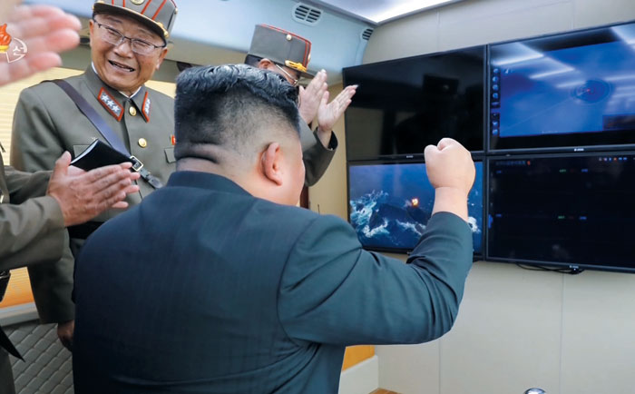 김정은 북한 국무위원장이 지난 16일 단거리 발사체(에이태킴스 미사일 추정) 시험 사격이 성공했다며 주먹을 쥐며 기뻐하는 장면을 조선중앙TV가 17일 공개했다.