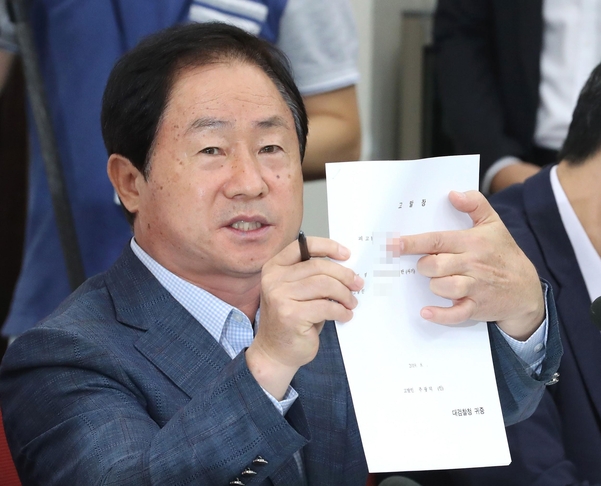 자유한국당 주광덕 의원이 19일 '조국 인사청문회 대책 TF' 회의에서 웅동학원과 관련해 후보자의 동생 등을 고발한다며 고발장을 들고 발언하고 있다./연합뉴스