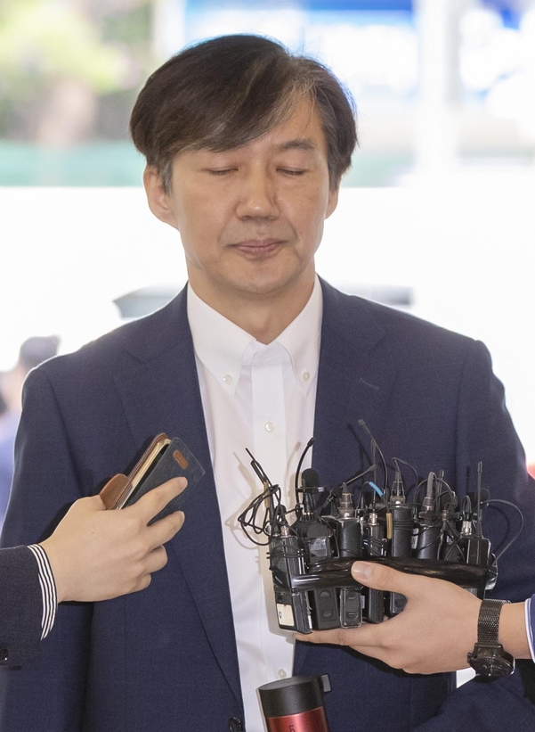 조국 법무부 장관 후보자가 19일 오전 인사청문회 준비 사무실이 마련된 서울 종로구의 건물로 출근, 취재진 질문을 받고 있다./연합뉴스