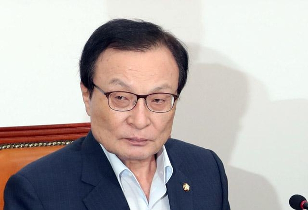더불어민주당 이해찬 대표가 19일 오전 국회에서 열린 최고위원회의에서 참석자 발언을 듣고 있다. /연합뉴스