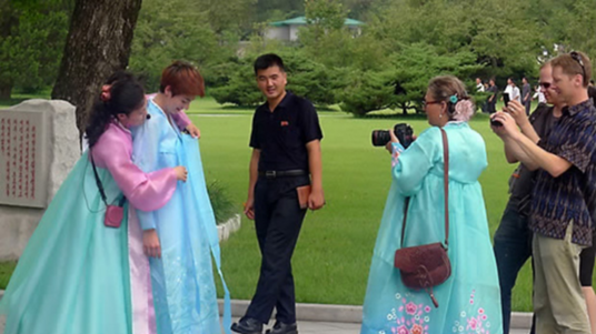  북한 평양에서 외국인들이 관광을 하고 있다. /연합뉴스