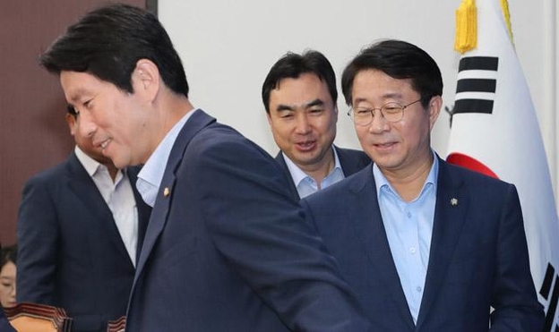 조정식(오른쪽) 정책위의장 등 민주당 지도부가 20일 오전 국회에서 열린 원내대책회의·상임위 간사단 연석회의에 참석하고 있다. /연합뉴스