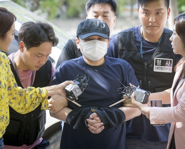 장대호가 지난 18일 영장실질심사를 받기 위해 의정부지법 고양지원으로 들어서고 있다. /김지호 기자