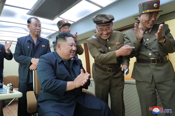  북한 김정은 국무위원장이 지난 16일 새 무기 발사를 지도했다고 조선중앙통신이 17일 보도했다. /조선중앙통신·연합뉴스